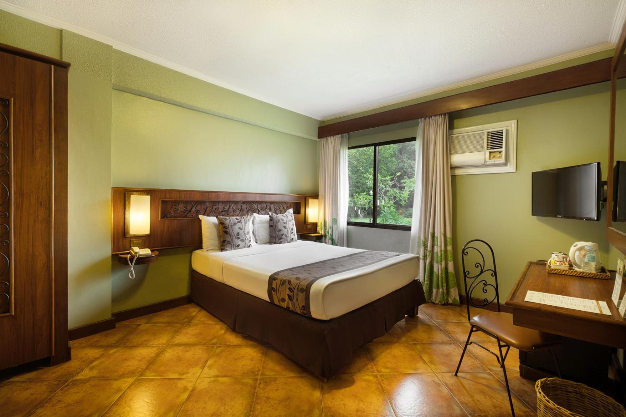 Montebello Villa Hotel Себу Экстерьер фото