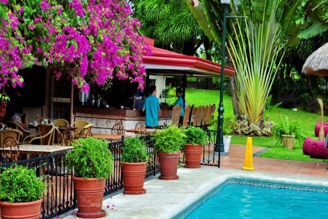Montebello Villa Hotel Себу Экстерьер фото